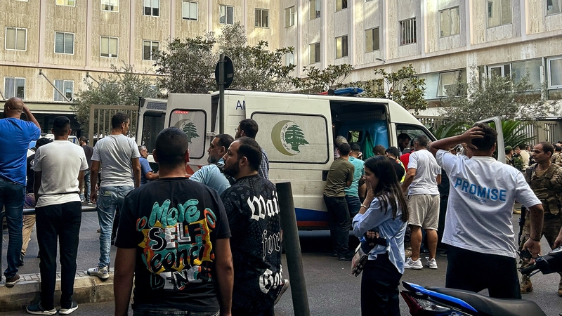 Daoine a gortaíodh de bharr na bpléascanna á dtabhairt chun an ospidéil i mBéiriút