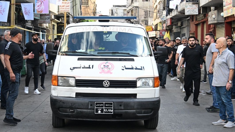 Phléasc ceann de na siúlscéalaithe ag sochraid chomhalta de Hezbollah a maraíodh inné