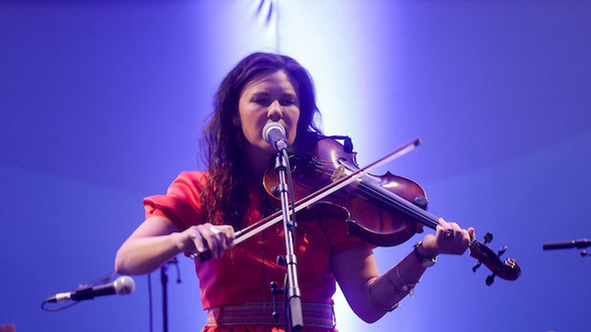Clare Sands, ceoltóir agus amhránaí. 