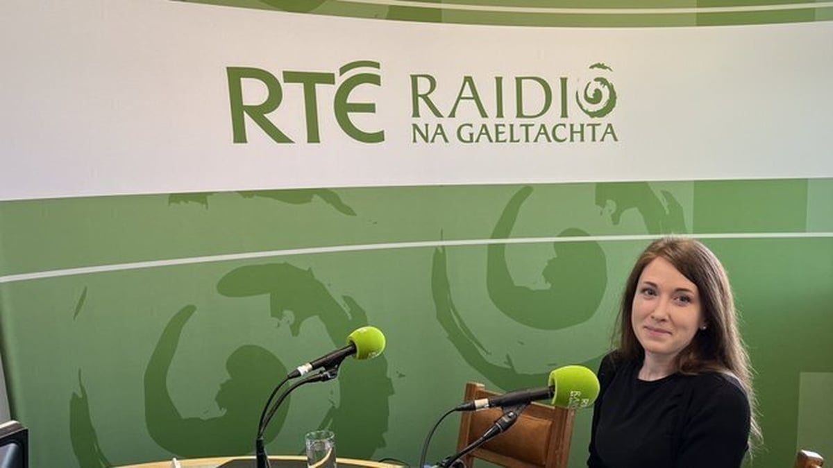 Aoife Ní Shúilleabháin, tuairisceoir, RTÉ Raidió na Gaeltachta, Baile na nGall. 