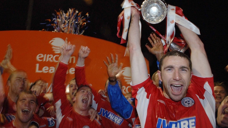 Shelbourne's Owen Heary lifts the league trophy in 2006