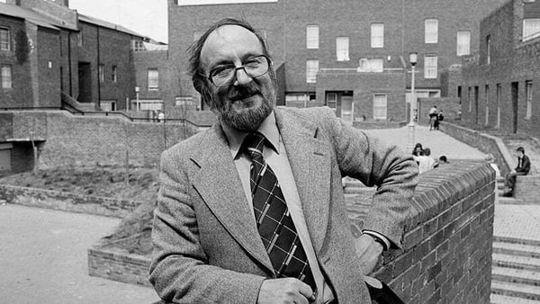 Éamonn Mac Thomáis i 1979, duine de na pearsaí san áireamh.