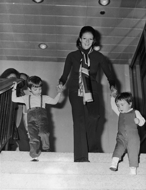 Maggie Smith with her sons Chris Larkin (left) and Toby Stephens, at London Airport, 1971