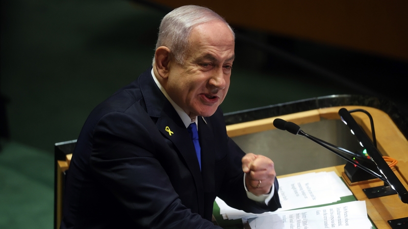 Is "eanach frith-Ghiúdach" é na Náisiúin Aontaithe, a dúirt Príomhaire Iosrael Benjamin Netanyahu os comhair Chomhthionól Ginearálta an eagrais i Nua-Eabhrac inniu
