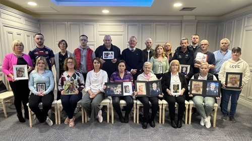 Teaghlaigh ag lorg freagraí