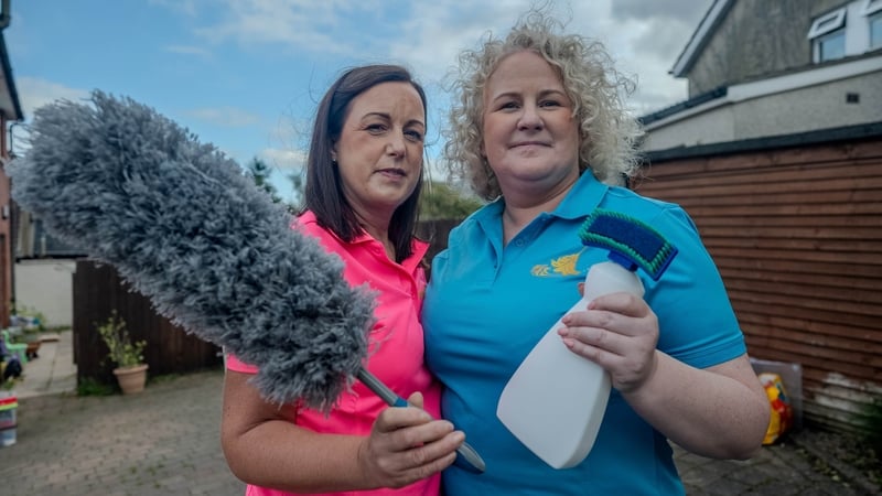 Is Mise Le Mess: Derena Uí Dhochartaigh agus Colleen Nic Aodha, láithreoirí.