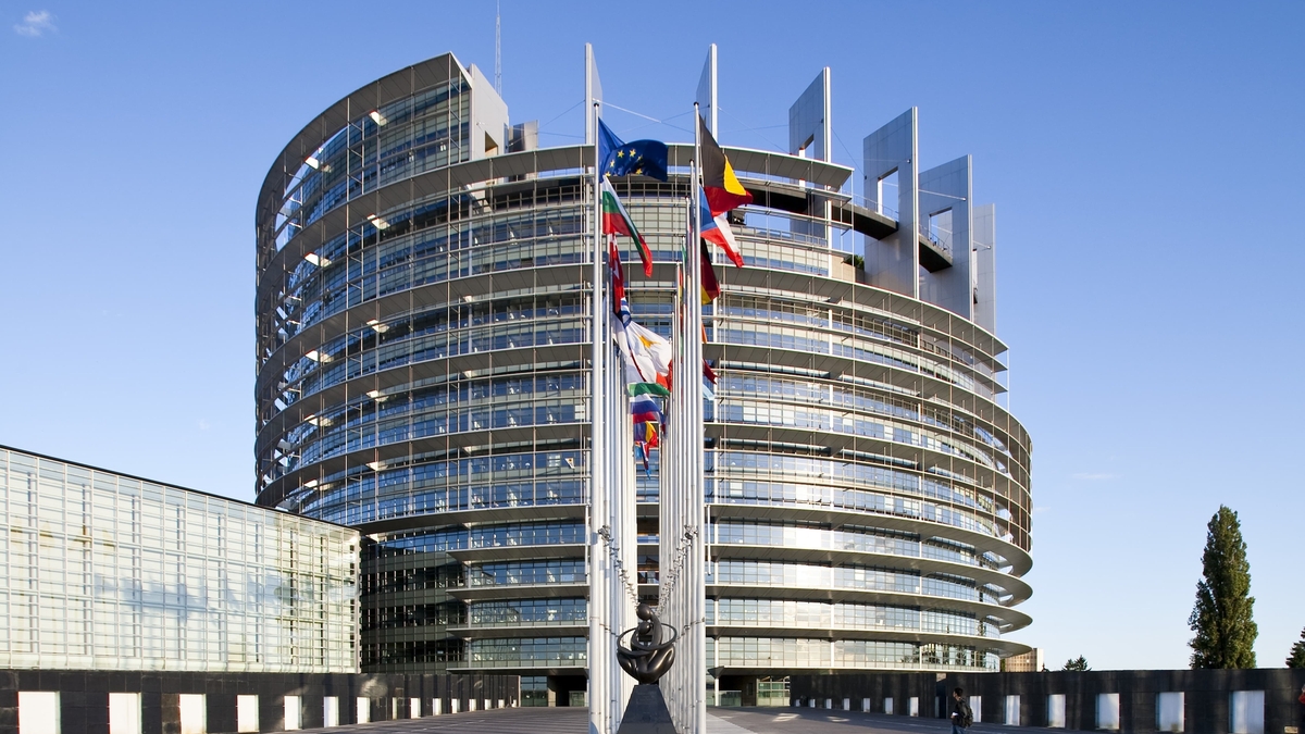 Aaron O’Connell, Beo ón mBruiséil.