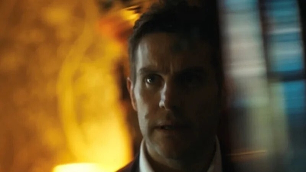 Peter Coonan mar King Frankie ag stánadh ar a chinniúint.