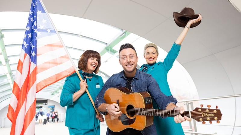 Irish Country Music star Nathan Carter, alongside Aer Lingus Cabin Crew Lorraine Cullen and Anna Moore.