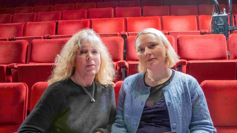 Bríd Ní Neachtain, aisteoir, agus Roxanna Nic Liam, file.