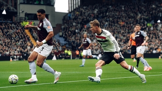 Rasmus Hojlund of Manchester United in action with Diego Carlos of Aston Villa