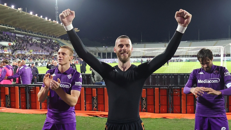 David De Gea (centre) celebrates with Fiorentina supporters