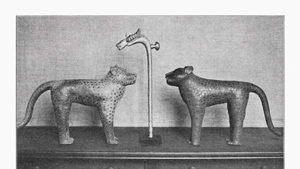 Sampla de Dhealbha Cré-umha Bheinin nó na Benin Bronzes.