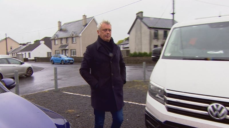 Colm Keaveney taobh amuigh den teach cúirte i dTuaim
