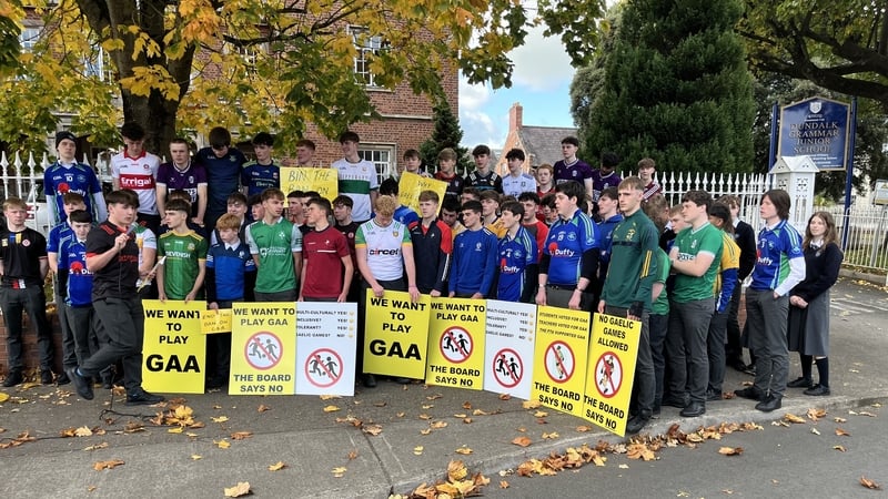 Daltaí Scoil Ghramadaí Dhún Dealgan i mbun agóide inniu i gcoinne an chinnidh gan Cluichí Gaelacha a thabhairt isteach sa scoil