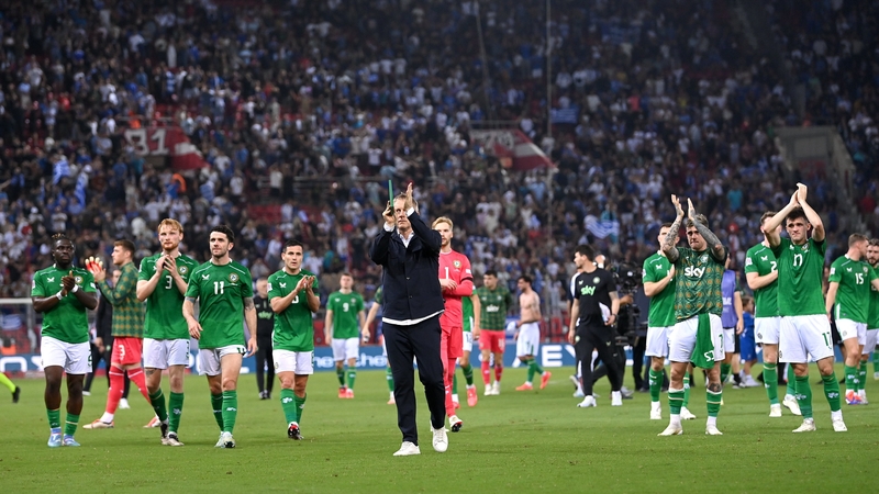 Heimir Hallgrimsson with the team after the defeat in Athens
