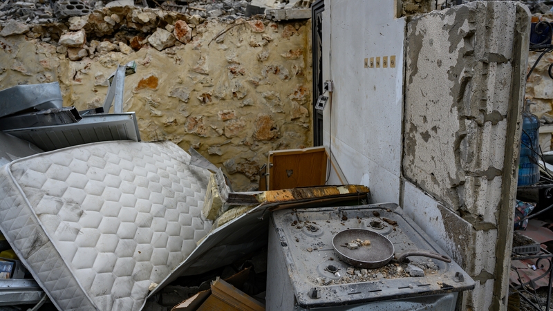 Lorg na buamála a rinne aerfhórsa Iosrael ar shráidbhaile Deir Billa i dtuaisceart na Liobáine, 13 Deireadh Fómhair 2024