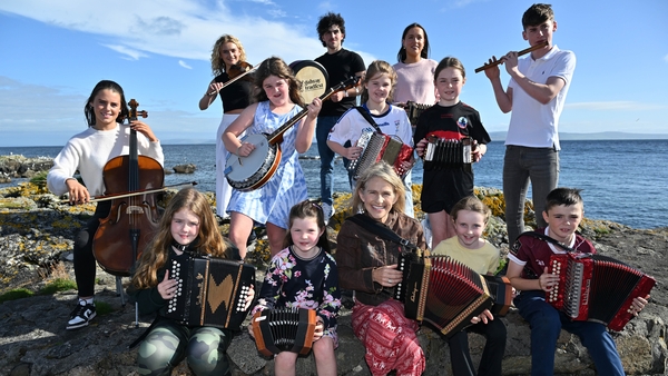 Sharon Shannon agus a slua comhcheoltóirí óga.