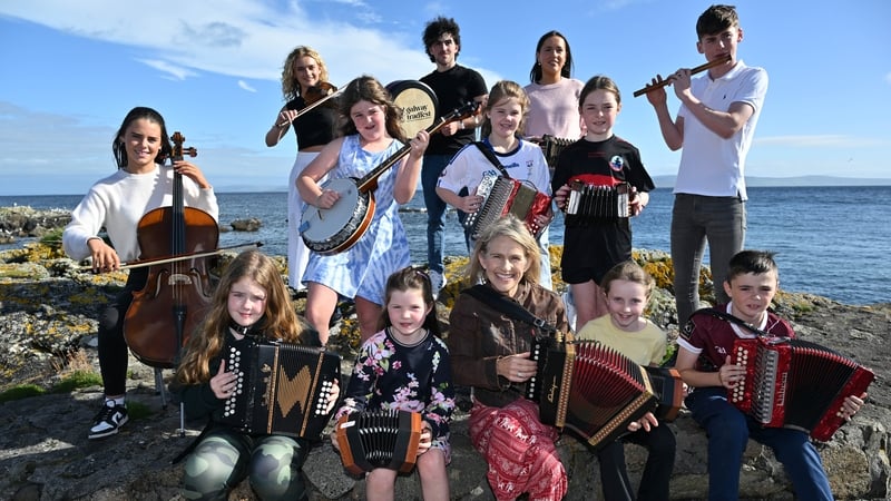 Sharon Shannon agus a slua comhcheoltóirí óga.