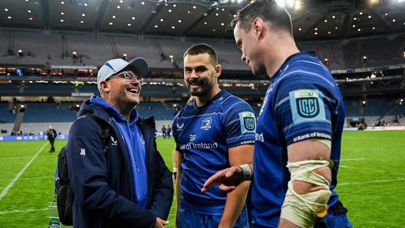 Jacques Nienaber (l) talks to Max Deegan and James Ryan (r) after their win over Munster