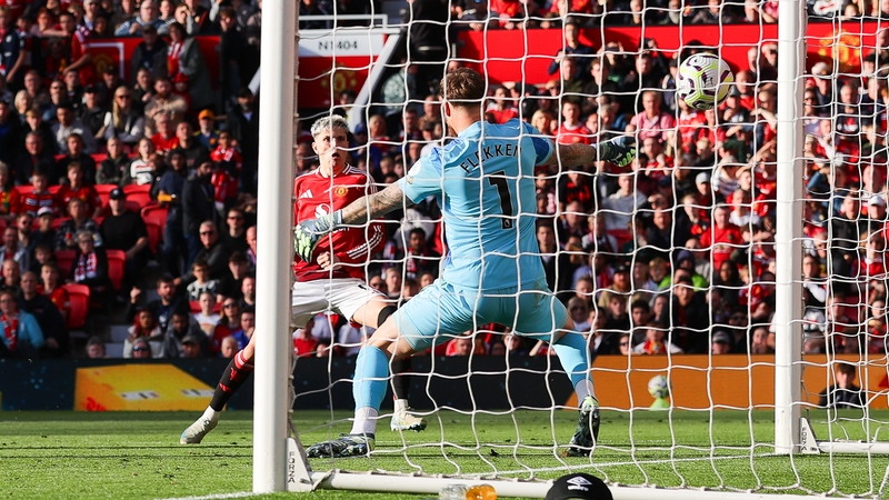 Alejandro Garnacho of Manchester United scores his side's first goal