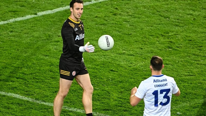 Ulster's Niall Morgan gives the ball to Diarmuid Murtagh of Connacht for a free during the Allianz GAA Football Interprovincial Series final