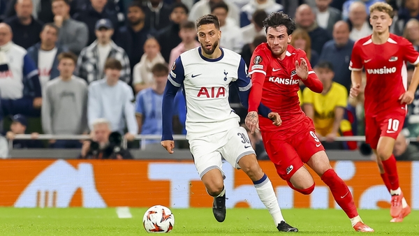 Troy Parrott (R) battles with Rodrigo Bentancur