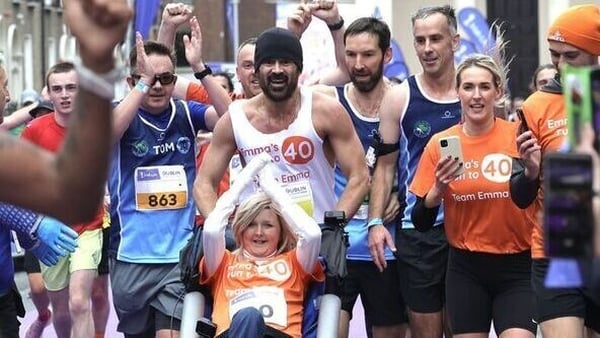 Colin Farrell and Emma Fogarty complete the final stretch of the Dublin City Marathon together (Pic: RollingNews.ie)