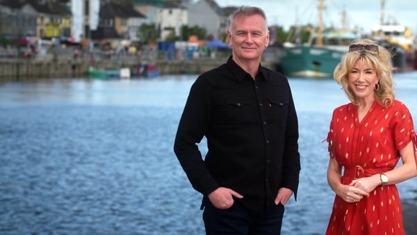 Dáithí Ó Sé agus a chomhláithreoir, Muireann Nic Amhlaoibh.