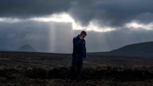 From dark drama to uplifting journeys: 3 new shows as Gaeilge