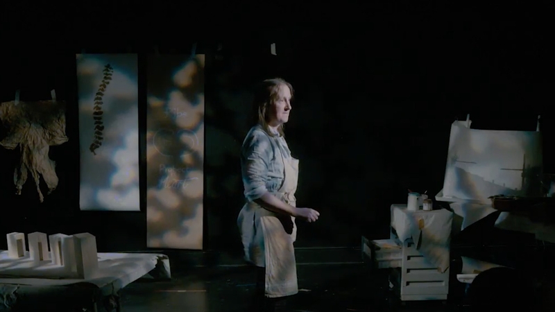 Niamh sa leagan stáitse dá stiúdeo.