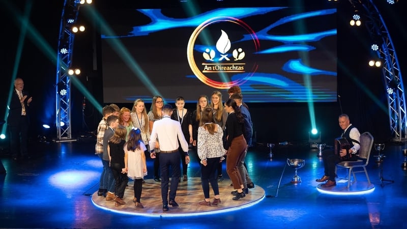 Slua steipeála na Samhna.