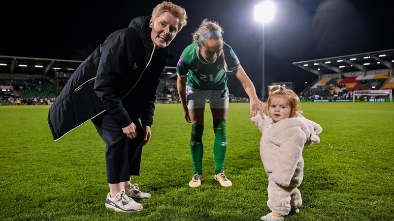 Republic of Ireland head coach Eileen Gleeson with Julie-Ann Russell and her daughter Rosie