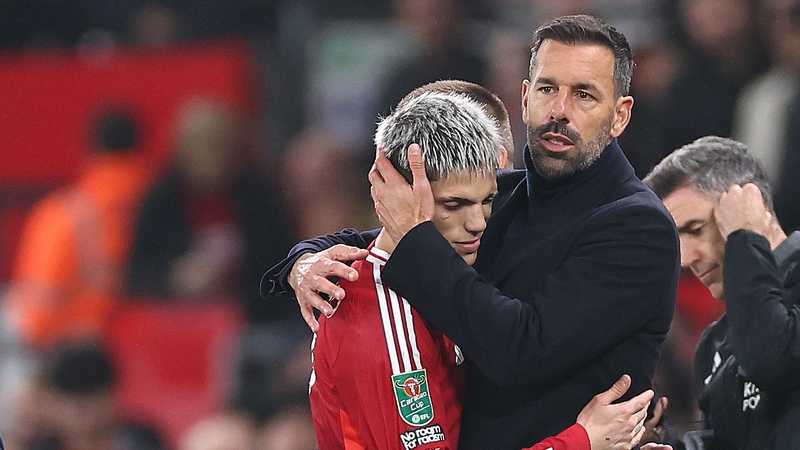 Van Nistelrooy embraces Garnacho as he is substituted