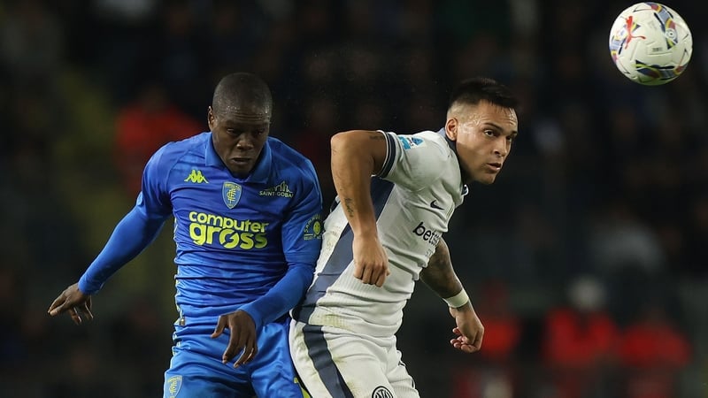 Emmanuel Gyasi of Empoli challenges Inter's Lautaro Martinez
