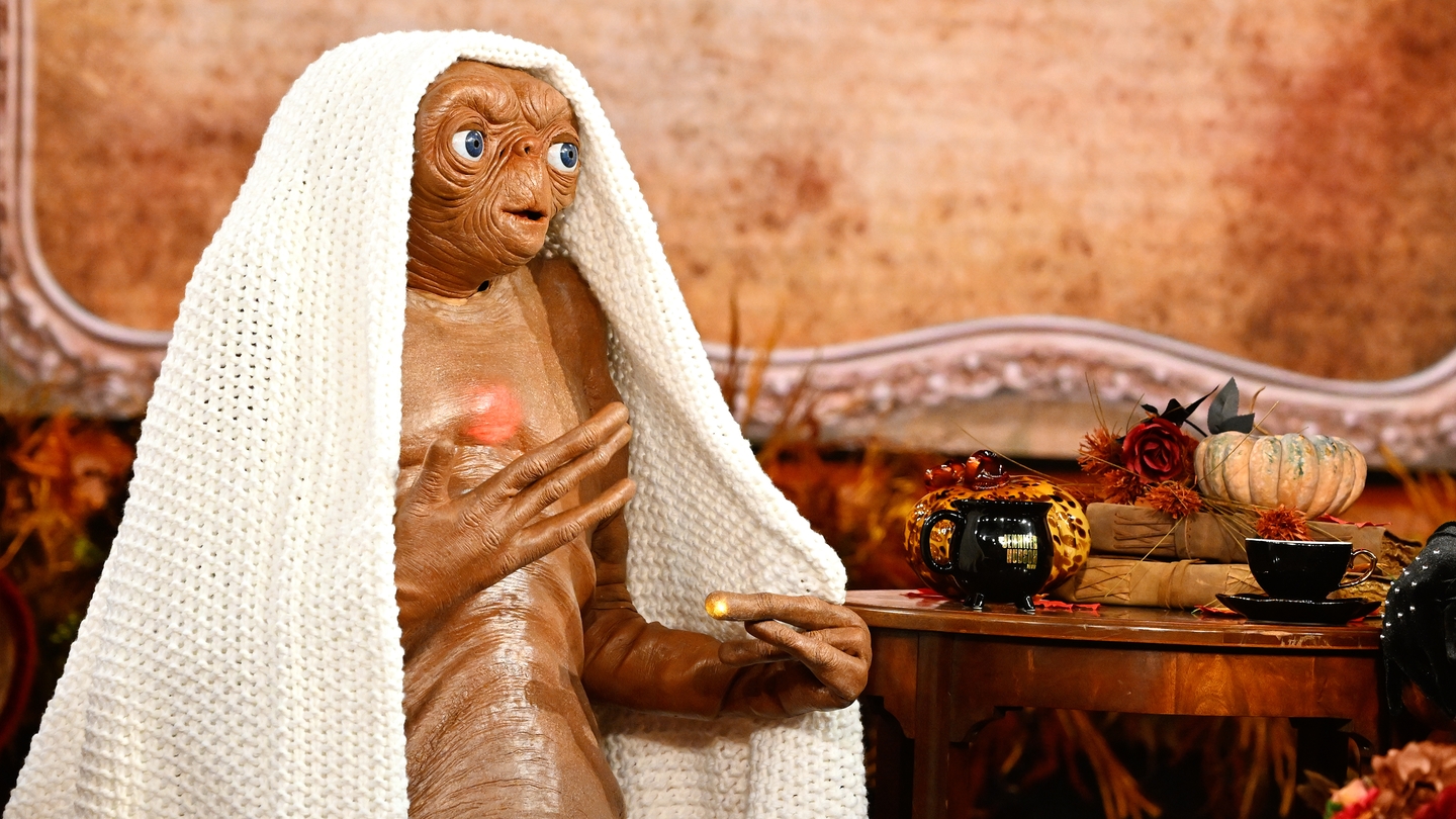 Heidi Klum unveils ET-inspired Halloween costume