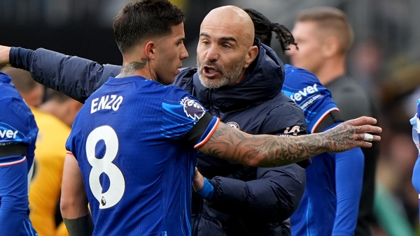 Chelsea manager Enzo Maresca (R) speaks with Enzo Fernandez