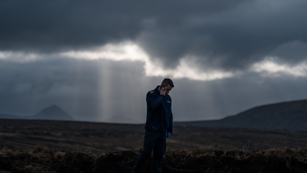 Dónall Ó Héalaí mar an Gharda Conall Ó Súilleabháin. Smoulder agus Scolaí in aon cop amháin.