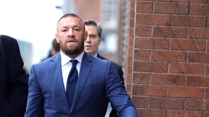 Conor McGregor ag teacht os comhair na cúirte