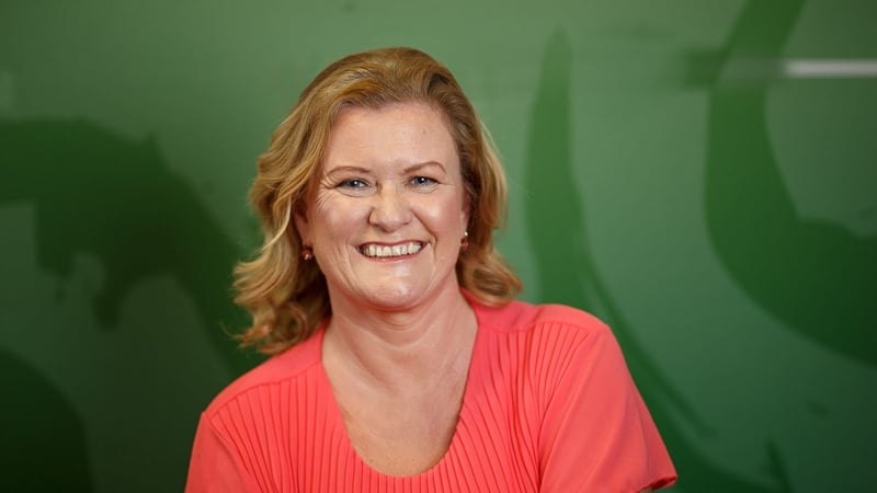 Máirín Ní Ghadhra sa chathaoir ar An Pod Polaitiúil ar RTÉ Raidió na Gaeltachta.