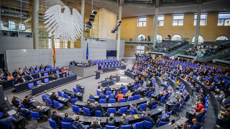 A session of the German Bundestag on 18 October before the collapse of the three-party coalition
