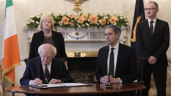 Barántas scoir an 33ú Dáil á shíniú ag Uachtarán na hÉireann