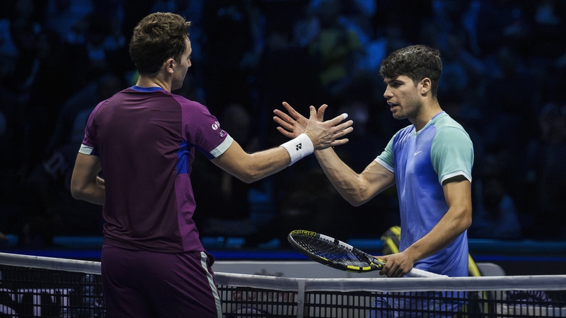 Carlos Alcaraz (R) and Casper Ruud shake hands after the match
