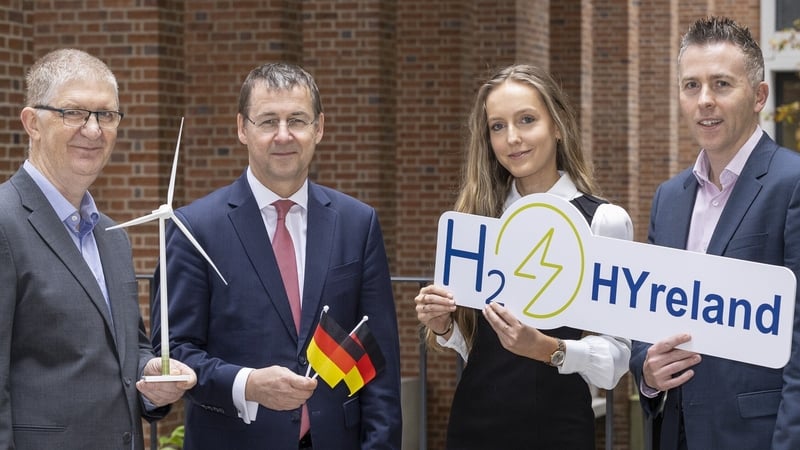 Paul Lennon, ESB, le hAmbasadóir na Gearmáine chun na hÉireann, David Gill, Keelan Glennane, ESB agus Charlie Brophy, Roinn Comhshaoil, Aeráide agus Cumarsáide.