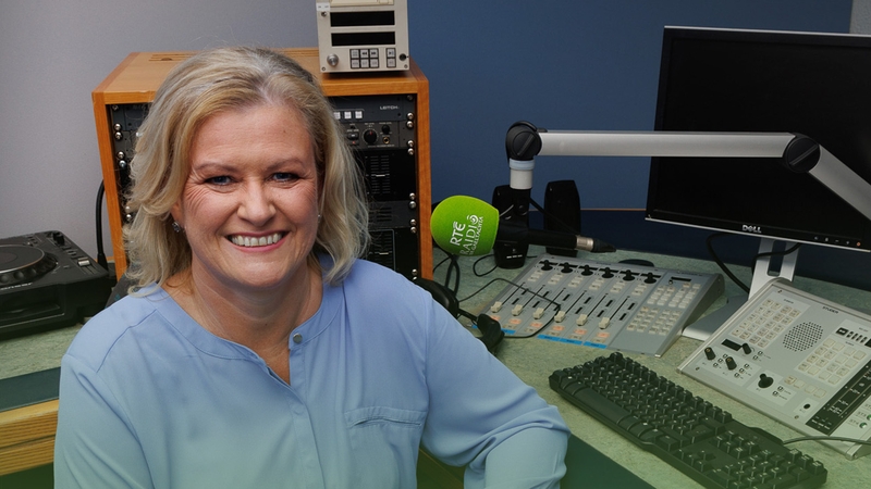 Máirín Ní Ghadhra i mbun láithrithe.