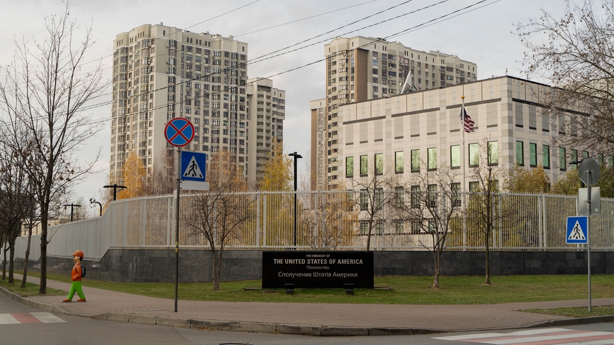 Embassies in Kyiv shut amid US air attack warning
