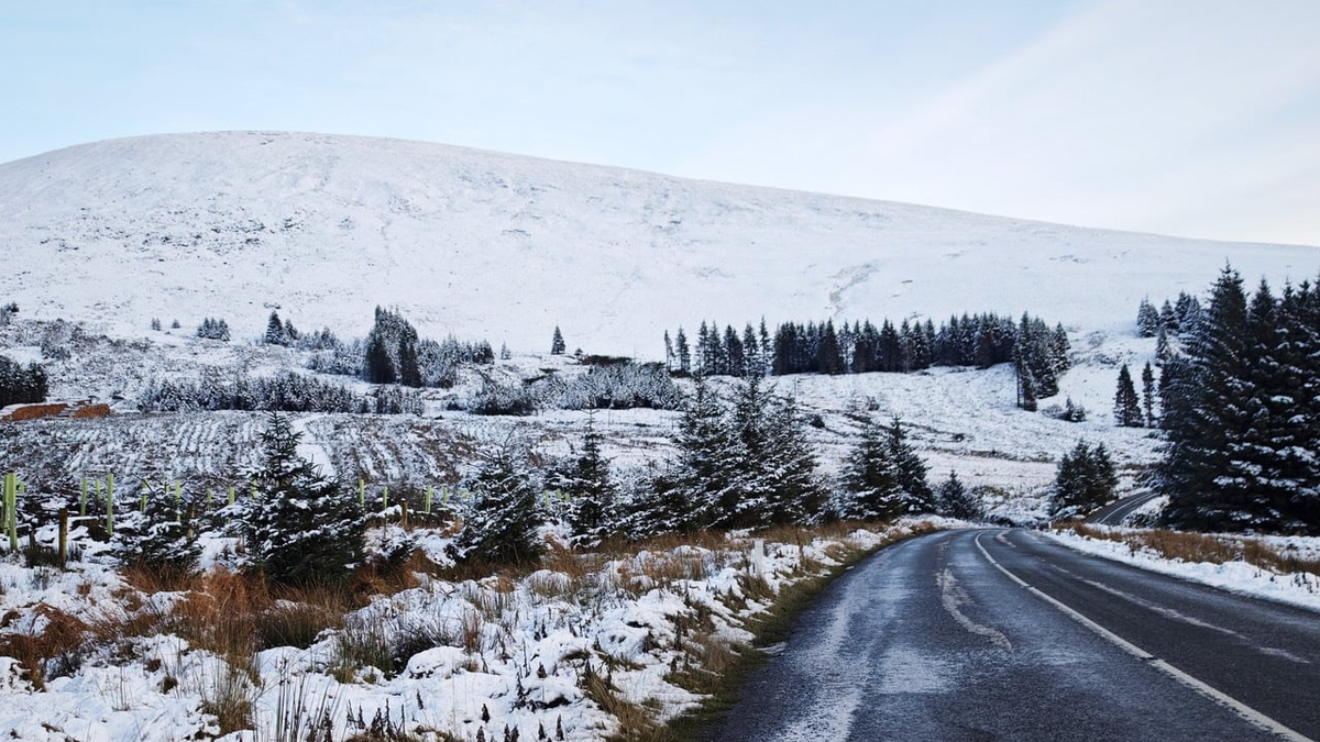 Travel disruption amid low temperature warning