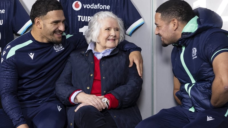 Sione Tuipulotu (l) and Mosese Tuipulotu meet their granny Jacqueline (Pic: Scottish Rugby)
