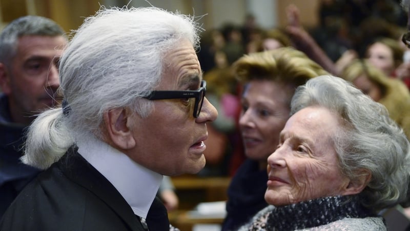 Fashion designer Karl Lagerfeld (L) meets Eliane Heilbronn, mother of the main Chanel shareholder, in Paris in 2013