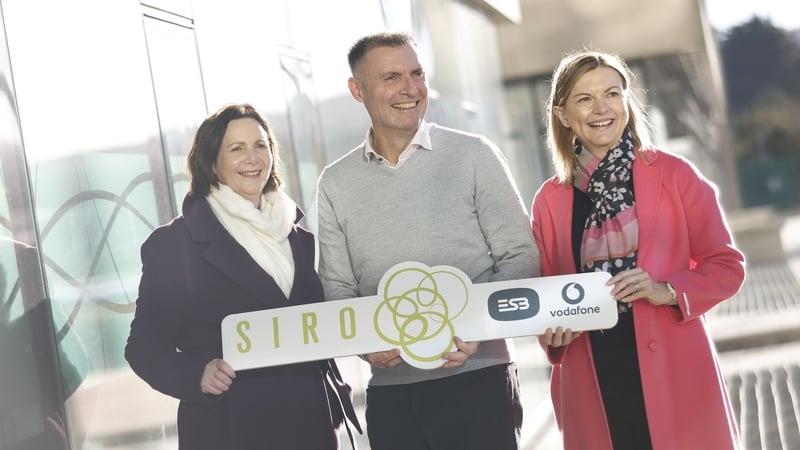 SIRO CEO John Keaney, Vodafone Ireland CEO Amanda Nelson (right) and ESB Deputy CEO Marguerite Sayers (left) in Carrick-on-Shannon today
